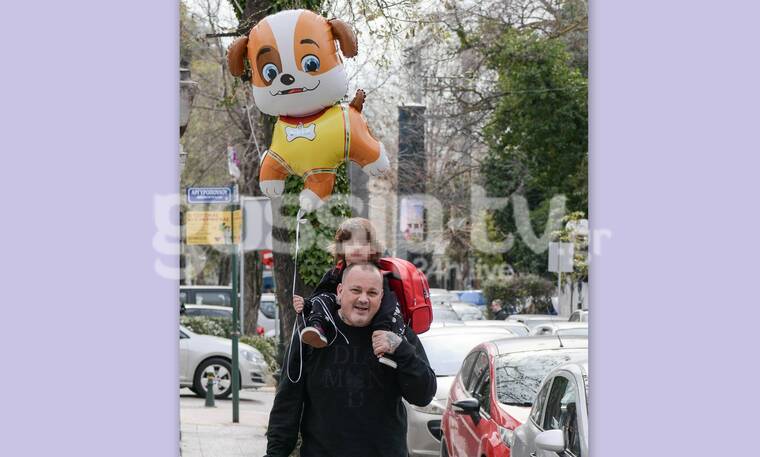 O Δημήτρης Σκαρμούτσος με τον γιο του στους ώμους - Το μπαλόνι του μικρού είναι γλυκό σαν εκείνον