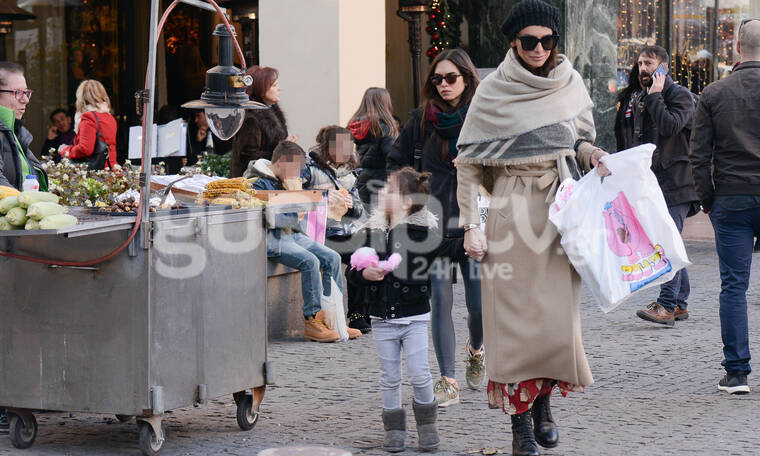 Μπέτυ Μαγγίρα: Βόλτα με την κόρη της στο κέντρο της Αθήνας (photos)