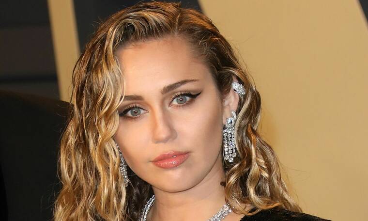 Η Miley Cyrus δίπλα στον σύζυγό της με ένα ντεκολτέ που μαγνητίζει – Η sexy πόζα της (photos)