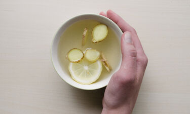 Ποια ροφήματα θα σε βοηθήσουν εφόσον παράφαγες (+ ένα detox smoothie)