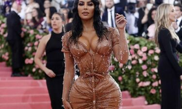 Kim Kardashian: Σάλος με τη στενή μέση της - H εμφάνιση που προκάλεσε αντιδράσεις (photos)