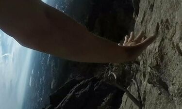 Ορειβάτης έπεσε από τα βράχια και το έγραψε στην κάμερα (video)