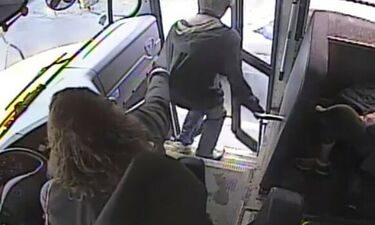 Τρομερό! Οδηγός λεωφορείου σώζει παιδί από χτύπημα αυτοκινήτου (video)