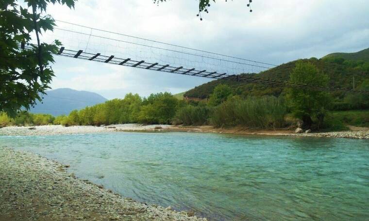 Αυτή είναι η πιο περίεργη γέφυρα στην Ελλάδα! (video)