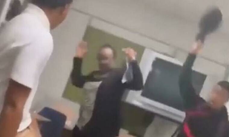 Μαθητής τράβηξε την περούκα αναπληρώτριας καθηγήτριας στην τάξη και πανηγυρίζει (photos+video)