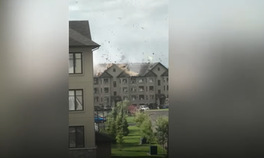 Τρομερό! Ισχυροί άνεμοι ξήλωσαν οροφή κτηρίου (video)
