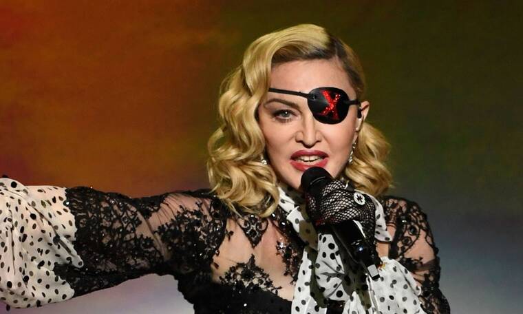  Έξαλλη η Madonna με Ελληνίδα δημοσιογράφο: «Με κάνει να νιώθω σαν να με βίασαν» (pics)