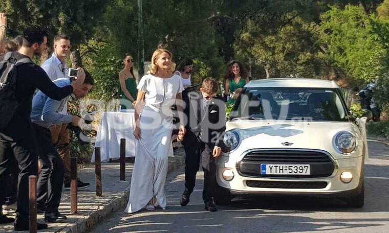 Γάμος Μπαλατσινού-Κικίλια: Το παραμυθένιο νυφικό της Τζένης - Χέρι χέρι με τον γιο της (exclusive)
