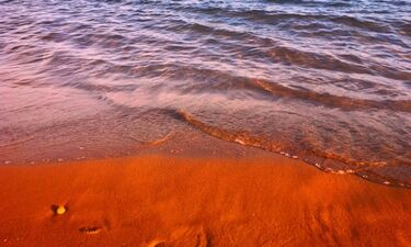 Αυτή είναι η πιο ξεχωριστή παραλία της Ελλάδας! Έχει πορτοκαλί άμμο! (photos)