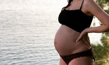 Ηθοποιός ποζάρει με μαγιό και φουσκωμένη κοιλίτσα στον έκτο μήνα της εγκυμοσύνης της (photos)