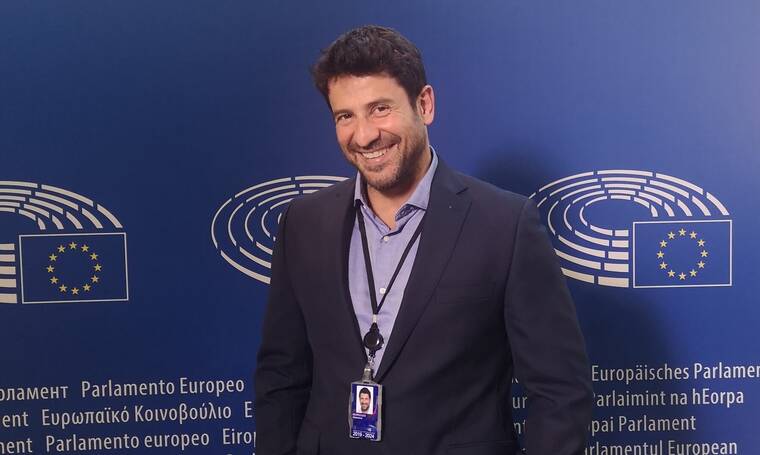 Αλέξης Γεωργούλης: Ο δημοφιλής ηθοποιός ορκίστηκε και ποζάρει στο Ευρωκοινοβούλιο (photos+video)