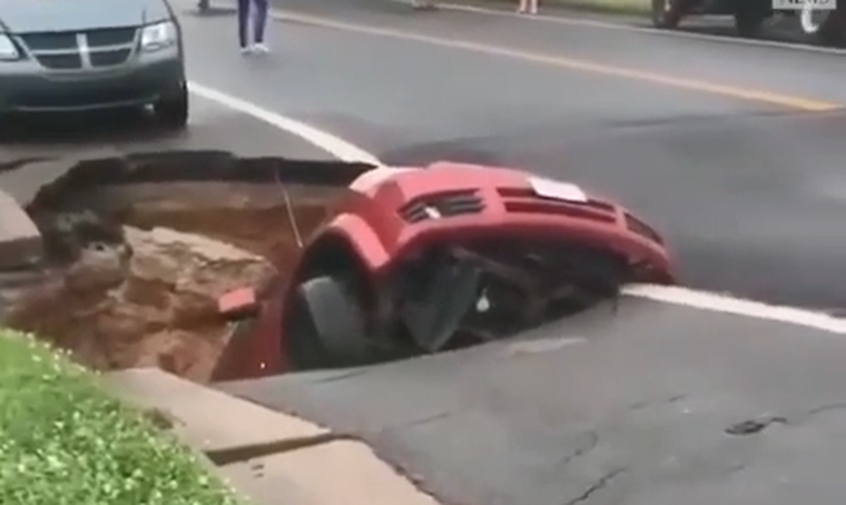 Τρομακτικό! Τρύπα στο δρόμο «κατάπιε» αυτοκίνητο (photos+video)