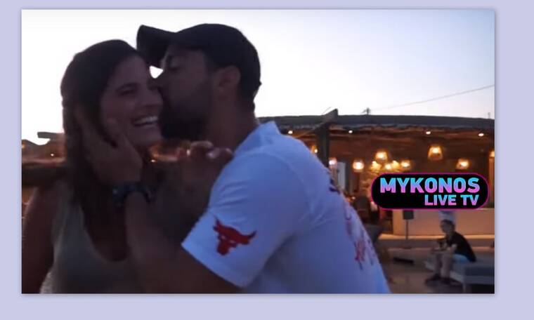 Χριστίνα Μπόμπα: Έδινε συνέντευξη κι ο Τανιμανίδης τη διέκοψε για... φιλί (photos-video)