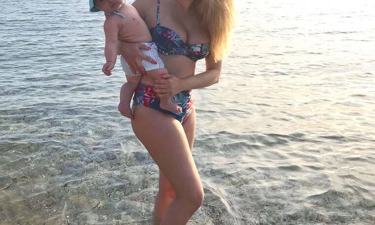 Επώνυμη Ελληνίδα με το νεογέννητο μωράκι της αγκαλιά στην θάλασσα στο πρώτο του μπάνιο (photos)