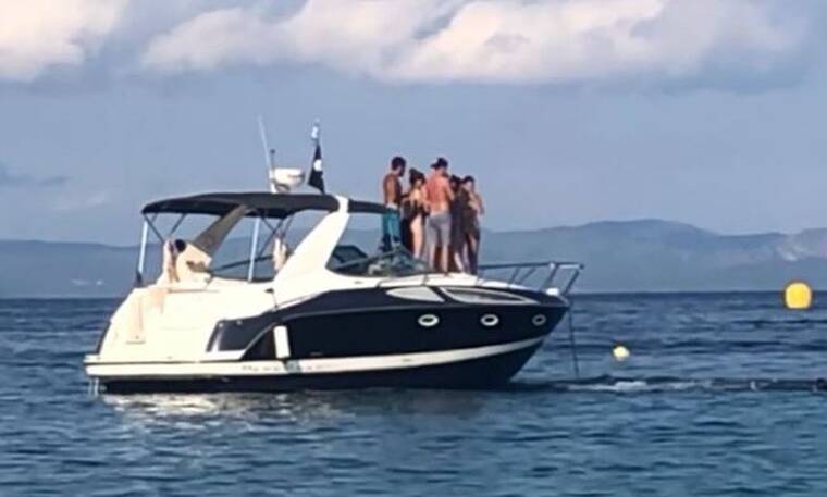 Γιώργος Μαυρίδης: Στη Χαλκιδική με αιθέριες υπάρξεις πάνω σε σκάφος (video)