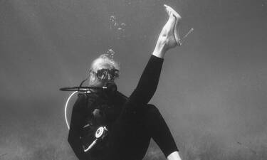 Έκανε scuba diving με… γόβες- Δείτε ποια είναι (photos)
