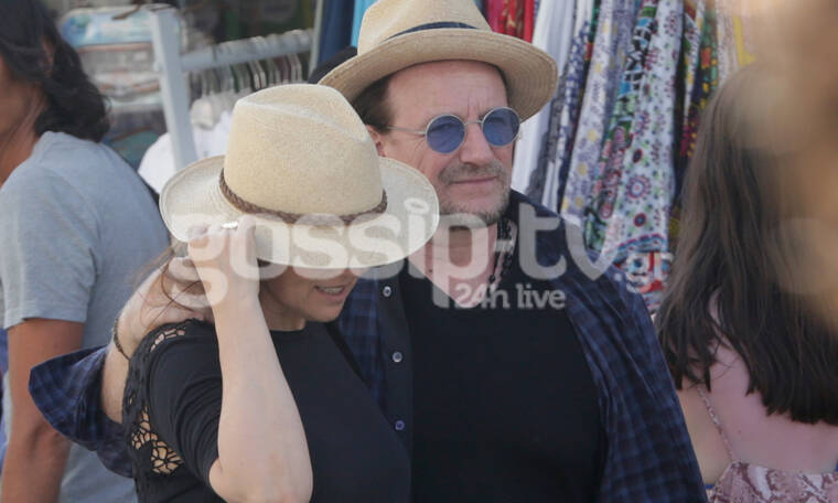 O Bono των U2 στην Αντίπαρο σε ρομαντική βόλτα με τη σύζυγό του Ali! (photos)