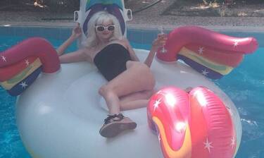 Τζούλια Αλεξανδράτου: Ποζάρει topless, πίνοντας σαμπάνια στην πισίνα της (photos)