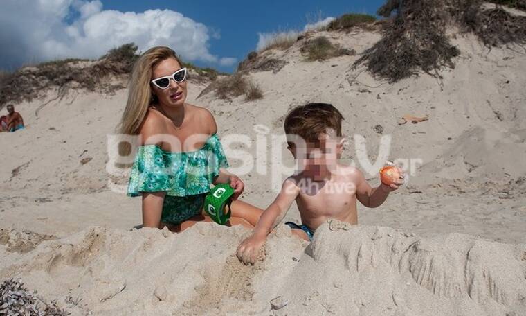 Χριστίνα Αλούπη: Παιχνίδια με τον γιο της στην άμμο (photos)