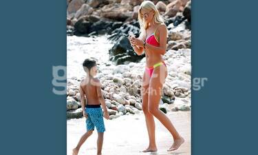 Μια μαμά με κορμί που μαγνητίζει το βλέμμα – Στην παραλία με τον γιο της (photos)