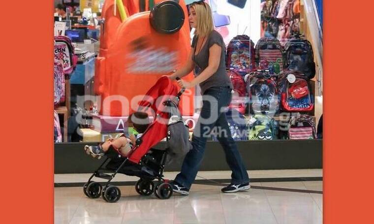 Σία Κοσιώνη: Βόλτα με τον γιο της για ψώνια (photos)