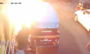 Σοκαριστικές εικόνες: 20χρονος παίρνει φωτιά από «γυμνό» καλώδιο στο δρόμο