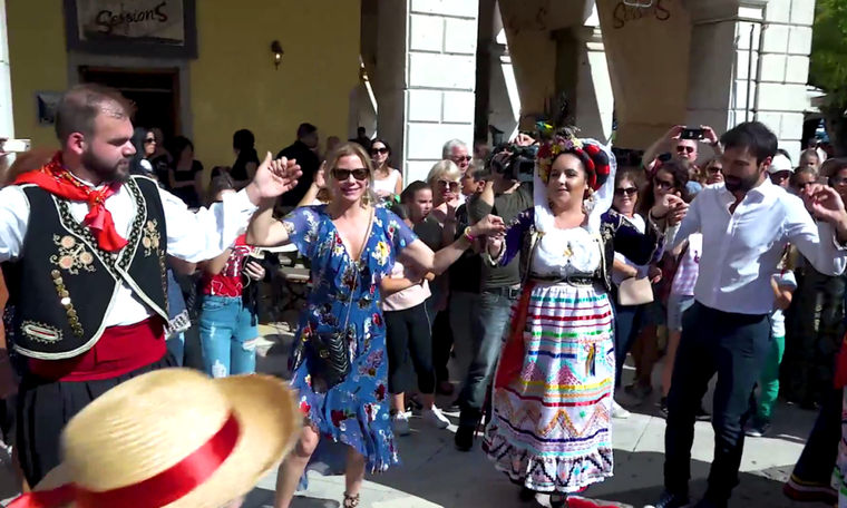 8 Λέξεις: H Μπρουκ έφτασε στην Κέρκυρα για γυρίσματα και χόρεψε παραδοσιακούς χορούς! (photos+video)