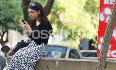 Ειρήνη Καζαριάν: Με ένα κινητό στο χέρι στο κέντρο της Αθήνας (photos)