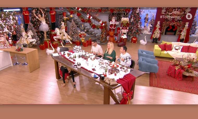  Απίστευτο στιγμιότυπο με την Φαίη Σκορδά! Ήταν κάτω από το τραπέζι και φώναζε- Τι έγινε; 