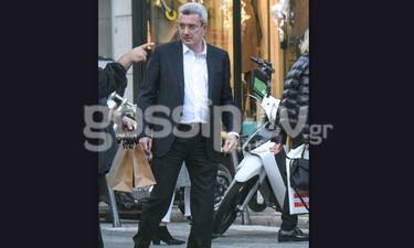 Νίκος Χατζηνικολάου: Στο κέντρο της Αθήνας με κοστούμι και το κινητό στο χέρι! (Photos)