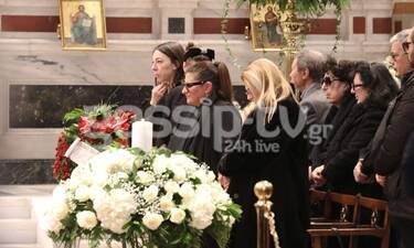 Κηδεία Κώστα Βουτσά: Συντετριμμένες οι γυναίκες της ζωής του μέσα στην Μητρόπολη Αθηνών