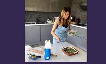 Έλλη Κοκκίνου: Έφτιαξε σπανακόπιτα και εμείς ζηλέψαμε την… κουζίνα της! (Photos)