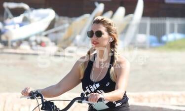 Κωνσταντίνα Σπυροπούλου: Ποδηλατάδα με «καυτό» σορτς! Έτσι όπως δεν την έχεις ξαναδεί!