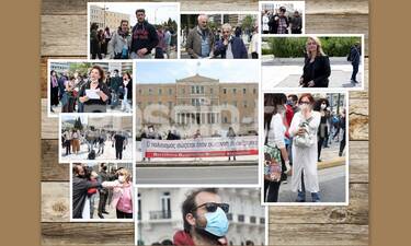 Οι καλλιτέχνες διαδήλωσαν στη Βουλή! Οι Άγριες Μέλισσες, τα πανό και οι... μασκοφόροι! (photos)