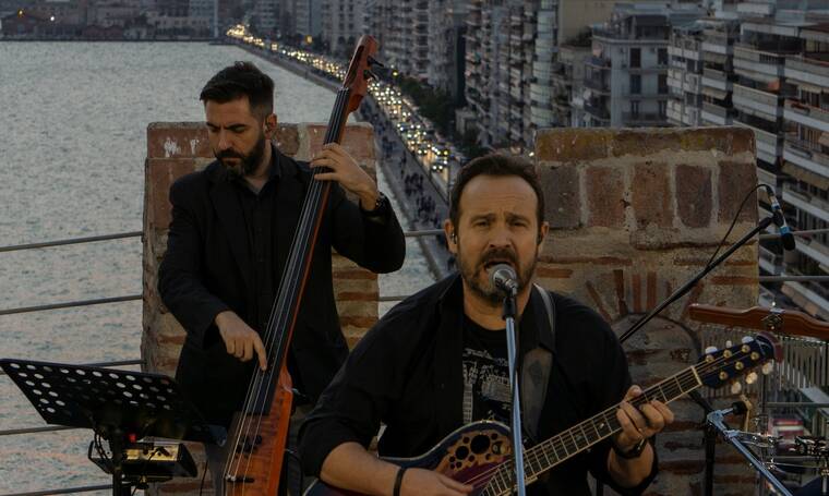 Ο Κώστας Μακεδόνας ανεβαίνει στον πυργίσκο του Λευκού Πύργου και τραγουδά για τη Θεσσαλονίκη