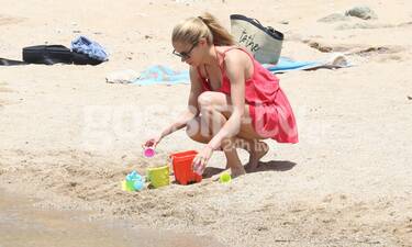 Δούκισσα Νομικού: Με τα… κουβαδάκια της σε παραλία της Μυκόνου! (photos) 