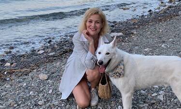 Κωνσταντίνα Μιχαήλ: Στα 52 της ποζάρει με μαγιό και ζηλεύουμε τη σιλουέτα της