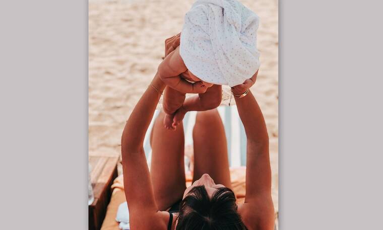 Η πιο ωραία διάσημη μαμαδίστικη πόζα στην παραλία δημοσιεύτηκε στο Instagram! 