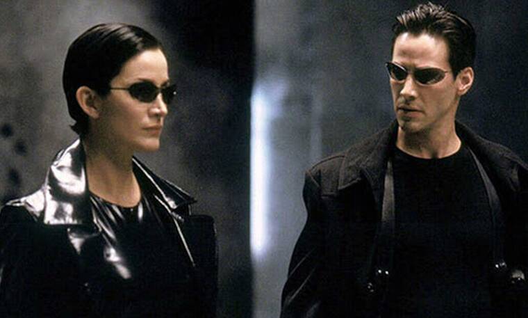Αναρωτήθηκες ποτέ γιατί στο Matrix φοράνε γυαλιά ηλίου ακόμα και τη νύχτα;