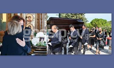 Μιμή Ντενίση: Συντετριμμένη στην κηδεία της μητέρας της (Photos)