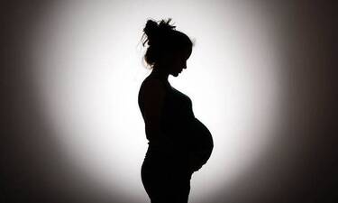 Πασίγνωστη τραγουδίστρια, λίγο πριν τα 40, ξανά έγκυος, στο δεύτερο παιδί της