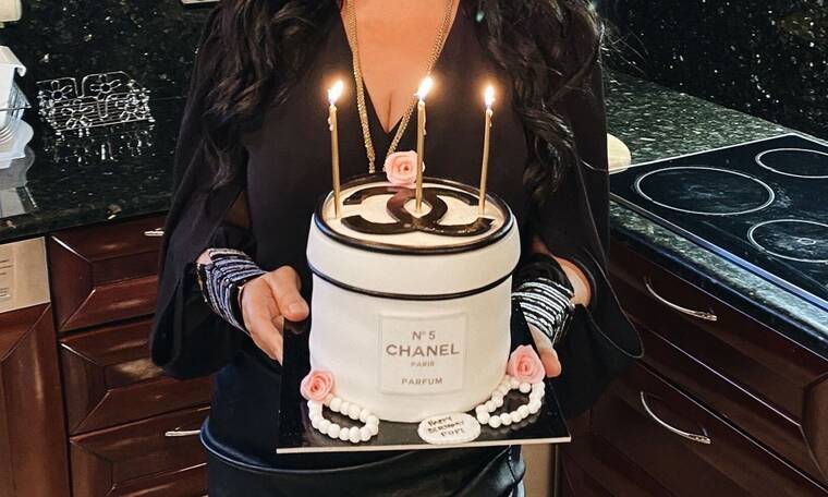 Ελληνίδα τραγουδίστρια: Γιόρτασε τα γενέθλιά της με τούρτα – Υπερπαραγωγή!