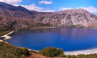 H πανέμορφη ελληνική λίμνη με τα μαγικά νερά