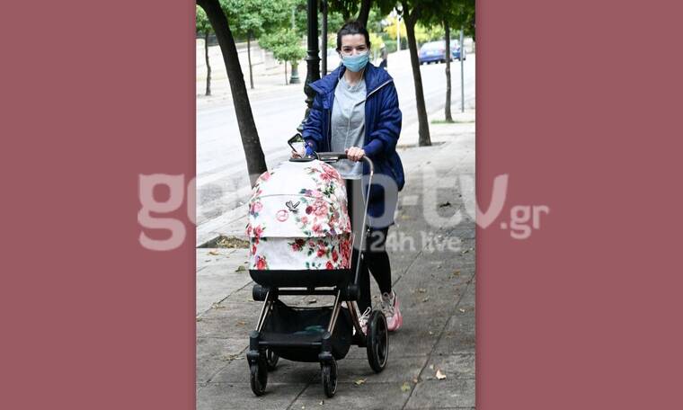 Νικολέτα Ράλλη: Μια υπέροχη μαμά! Βόλτα με το μωρό της στο κέντρο