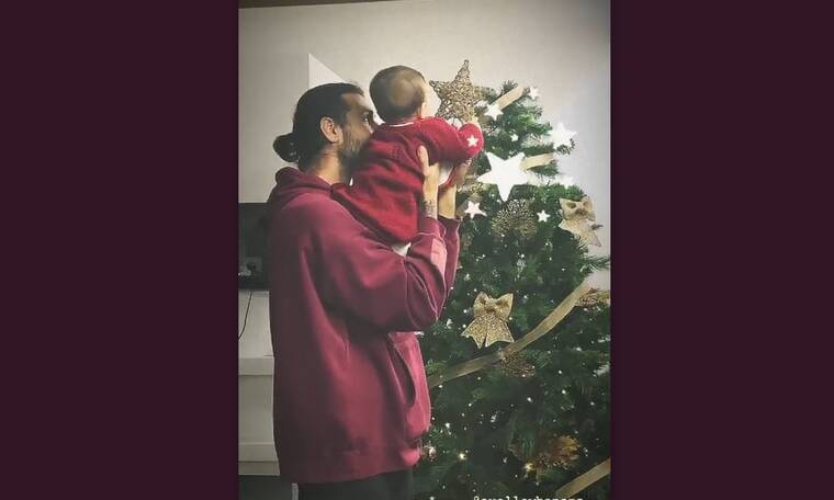 Ελληνίδα πρωταγωνίστρια στόλισε το χριστουγεννιάτικο δέντρο με την 7 μηνών κόρη της