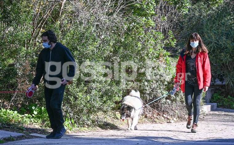 Χαραλαμπόπουλος-Πρίντζου: Βόλτα με τους σκύλους τους στο κέντρο της Αθήνας