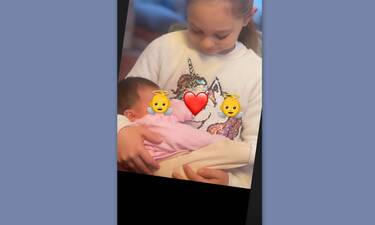 Η πιο γλυκιά φώτο! Η μεγάλη κόρη γνωστής ηθοποιού κρατά το νεογέννητο αδερφάκι στην αγκαλιά της! 