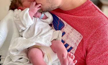 Έγινε μπαμπάς και μόλις δημοσίευσε την πιο τρυφερή φωτό με το νεογέννητο μωρό του