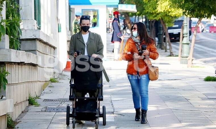 Νικολέτα Ράλλη: Βόλτα με την κόρη της και την μητέρα της στο κέντρο της Αθήνας