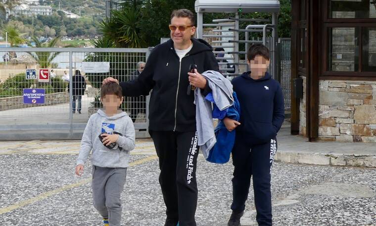 Γιώργος Λιάγκας: Βόλτα με τους γιους του στη Βουλιαγμένη!